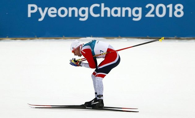 Novopočený norský olympijský vítěz Simen Hegstad Krüger v závodě ve skiatlonu na olympijských hrách v Pchjongčchangu.