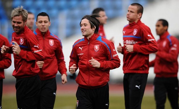 Tomáš Rosický (uprostřed) během tréninku české fotbalové reprezentace před utkáním s Norskem.