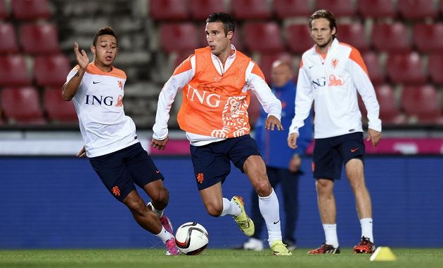 Útočník Robin Van Persie (uprostřed) během tréninku nizozemského národního týmu před utkáním kvalifikace ME 2016.