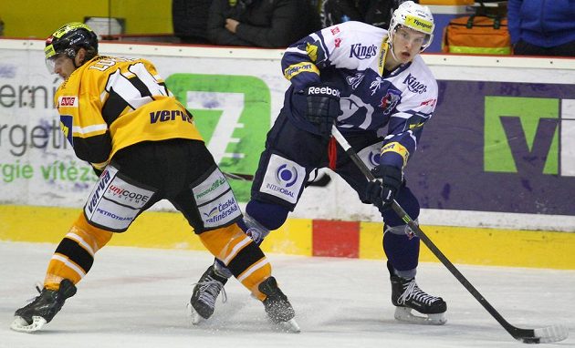 Litvínovský útočník František Lukeš (vlevo) a Dominik Kubalík z Plzně v utkání 15. kola Tipsport extraligy.