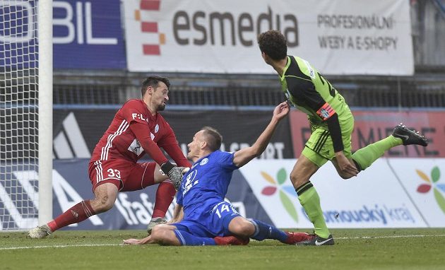 Zleva brankář Boleslavi Jan Šeda, Pavel Dvořák z Olomouce a Lukáš Hůlka z Boleslavi.