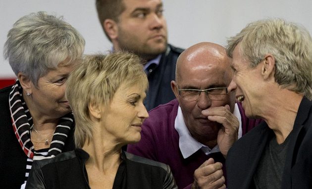 Finále Davisova poháru v Bělehradě pozorně sledovali i rodiče Tomáše Berdycha Martin a Hana Berdychovi a Radka Štěpánka Vlastimil (druhý zprava) a Hana (vlevo) Štěpánkovi.