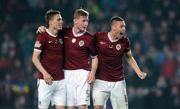 Hráči Sparty Praha oslavují vítězství po utkání 19. kola Gambrinus ligy nad Plzní. Zleva Bořek Dočkal, Jakub Brabec a Pavel Kadeřábek.