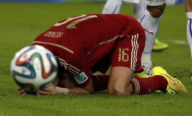 Zdrcený Sergi Busquets poté, co selhal v dobré střelecké pozici před chilskou brankou.