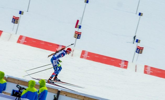 Michal Krčmář opouští střelnici v Ruhpoldingu.