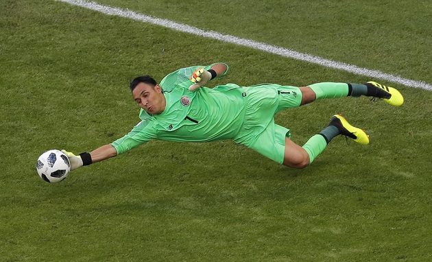 Hvězda Realu, kostarický brankář Keylor Navas, zasahuje na mistrovství světa v utkání se Srbskem.