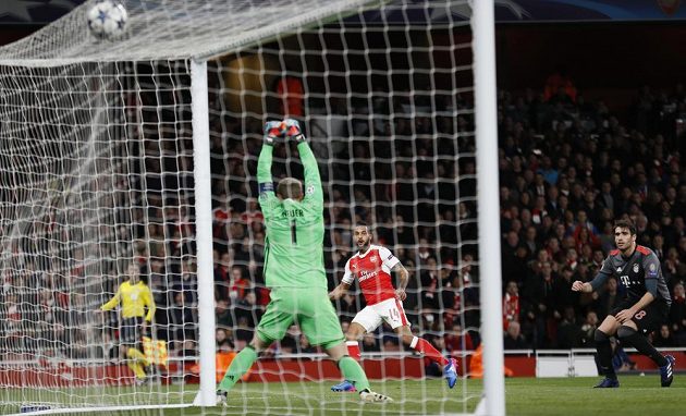 Theo Walcott právě propálil brankáře Bayernu a Arsenal vedl v odvetném osmifinále Ligy mistrů nad Bayernem.