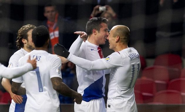 Robin van Persie (uprostřed) a Arjen Robben se radují z gólu v kvalifikačním utkání proti Rumunsku.