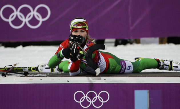 Běloruská biatlonistka Darja Domračevová se připravuje ve stíhacím závodu na 10 km na střelbu vleže.