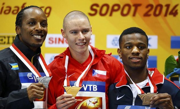 Nejlepší tři běžci ze závodu na 400 metrů. Zleva stříbrný Chris Brown z Baham, halový mistr světa Pavel Maslák a bronzový Kyle Clemons z USA.