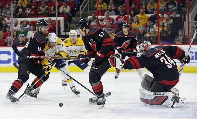 Závar před brankou Petra Mrázka v utkání NHL mezi Carolinou Hurricanes a Nashvillem.