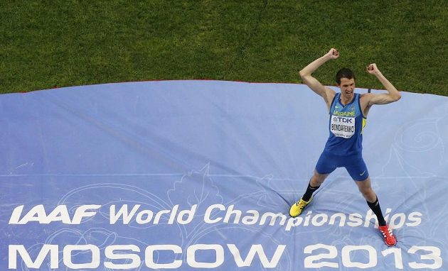 Ukrajinský výškař Bohdan Bondarenko se raduje z titulu mistra světa na MS v Moskvě.