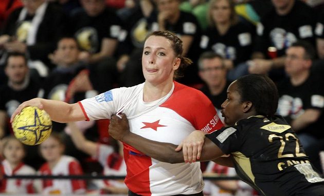 Lucie Satrapová z DHC Slavia Praha (v bílo-červeném) a Doungou Camaraová z Issy Paříž v odvetném čtvrtfinálovém zápase Challenge Cupu.