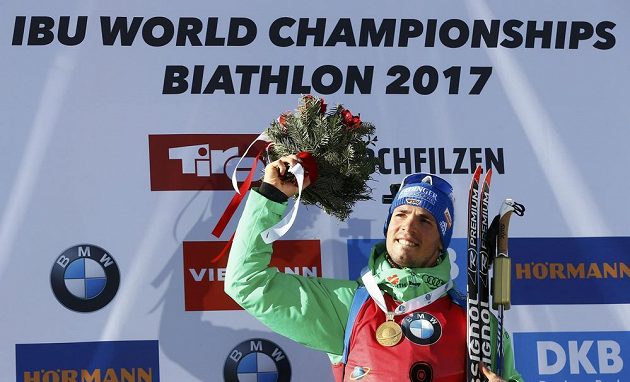 Německý biatlonista Simon Simon Schempp oslavuje svůj triumf v hromadném závodě.
