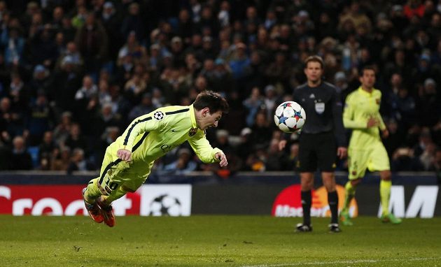 Barcelonský Lionel Messi nedal penaltu a neproměnil ani tuhle dorážku poté, co se k němu míč vrátil po zákroku brankáře Manchesteru City Joea Harta.