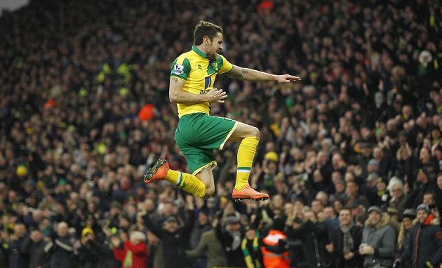 Robbie Brady z Norwiche slaví svůj gól do sítě West Hamu v zápase anglické Premier League.