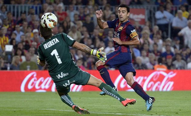 Xavi (vpravo) takhle překonal brankáře Eibaru Xabiho Iruretu a nasměroval Barcelonu k další ligové výhře.