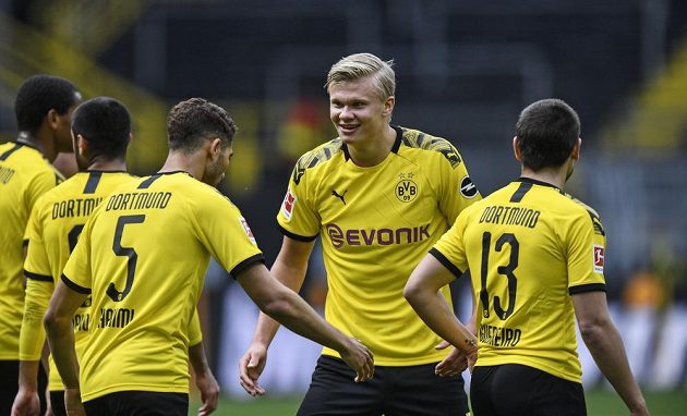 Erling Haaland (druhý zprava) se na distanc raduje s dortmundskými spoluhráči z gólu proti Schalke.