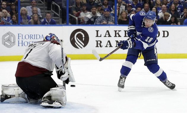 Český útočník Tampy Ondřej Palát překonává brankáře Colorada Semjona Varlomava v zápase NHL.