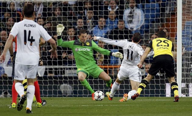 Záložník Realu Madrid Gareth Bale (11) střílí gól brankáři Dortmundu Romanu Weidenfellerovi.