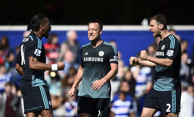Fotbalisté Chelsea zleva Didier Drogba, John Terry a Branislav Ivanovič se radují z vítězství nad Queens Park Rangers.