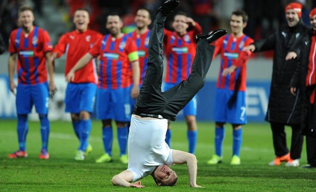 Trenér Viktorie Plzeň Pavel Vrba (vpředu) se loučí s fanoušky po vítězném utkání Ligy mistrů nad CSKA Moskva.