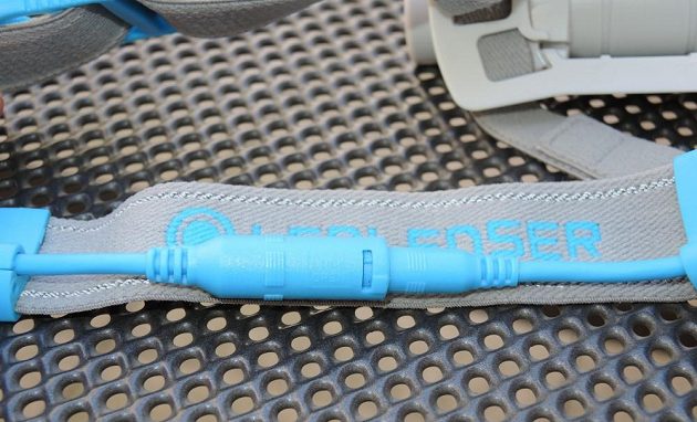 Běžecká čelovka Ledlenser Neo 10R - detail spojky kabelu se zámkem.