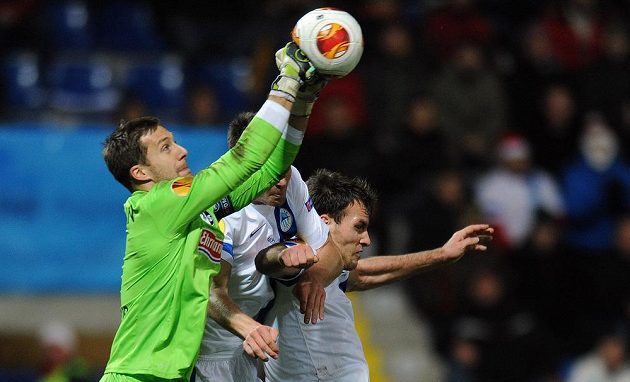 Brankář Freiburgu Oliver Baumann (vlevo) a hráči Slovanu Liberec Jiří Pimpara (uprostřed) a Michael Rabušic v utkání Evropské ligy.