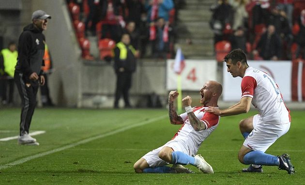 Slávista Miroslav Stoch (uprostřed) a Ondřej Kúdela (vpravo) se radují z druhého gólu proti Dukle. Vlevo je trenér Dukly Roman Skuhravý.