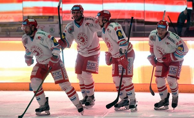 Třinečtí hokejisté se radují z gólu proti Zlínu. Zleva Zbyněk Irgl, Tomáš Linhart, David Nosek a Vladimír Dravecký.