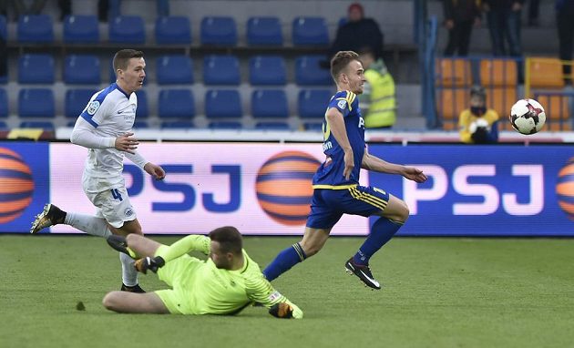 Jihlavský Jan Záviška obchází brankáře Ondřeje Koláře a dává druhý gól do sítě Liberce.