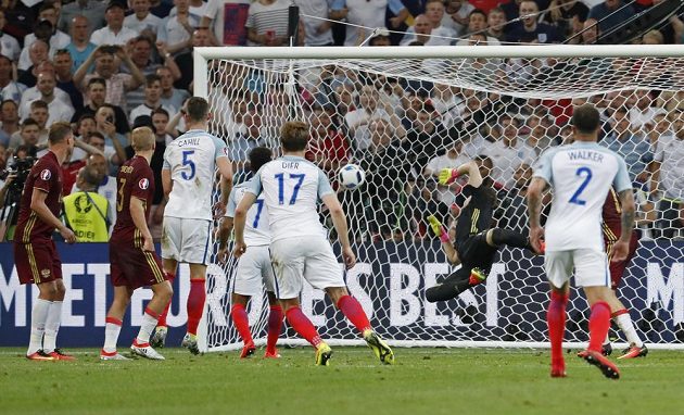 Angličan Eric Dier (17) otevírá ranou z přímého kopu skóre utkání s Ruskem.