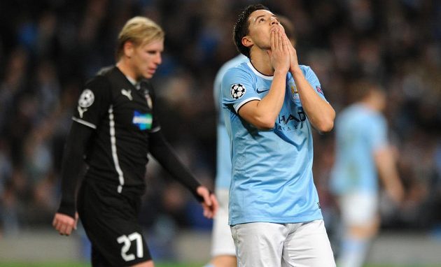 Zklamaný záložník Manchesteru City Samir Nasri po neproměněné šanci. Vlevo je František Rajtoral z Plzně.