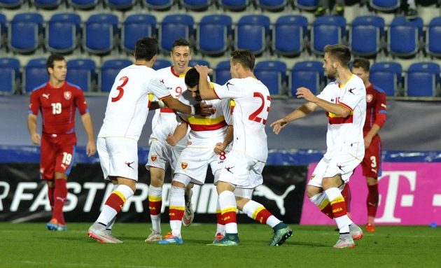 Fotbalisté Černé Hory se radují z gólu proti Česku v kvalifikaci ME 2017 hráčů do 21 let.