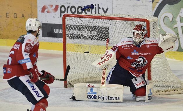 Pardubický brankář Brandon Maxwell inkasuje gól v Brně. Vlevo je jeho spoluhráč Petr Čáslava.