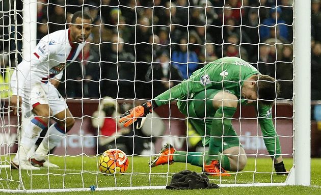 Brankář Crystal Palace Wayne Hennessey se marně pokoušel zkrotit střelu Joleona Lescotta z Aston Villy.