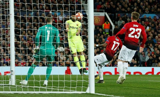 Luis Suárez z Barcelony hlavičkuje a míč do manchesterské sítě tečoval Luke Shaw.