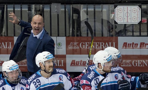 Trenér Plzně Martin Straka se raduje se svými svěřenci z postupu do předkola play off po vítězství nad Spartou.