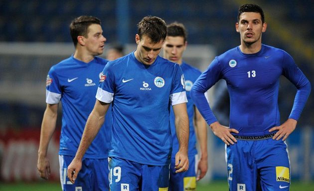 Zklamaní liberečtí fotbalisté zleva Ondřej Kušnír, Michael Rabušic a Renato Kelič po prohraném zápase s Duklou.