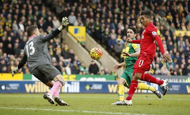 Roberto Firmino z Liverpoolu střílí svůj druhý gól do sítě Norwiche v zápase anglické Premier League.