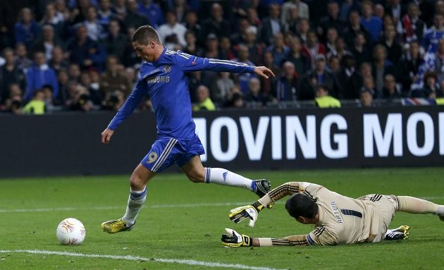 Fernando Torres z Chelsea si obíhá brankáře Artura z Benfiky a otevírá skóre finále Evropské ligy.