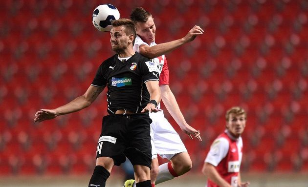 Plzeňský zadák Radim Řezník (vlevo) v hlavičkovém souboji se slávistickým záložníkem Jaromírem Zmrhalem v utkání 5. kola Synot ligy.