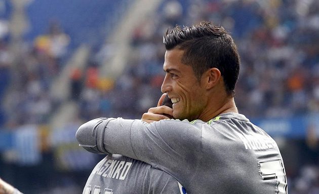 Cristiano Ronaldo (vpravo) z Realu Madrid slaví jeden ze svých pěti gólů proti Espaňolu.