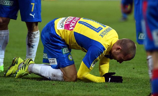 Teplický fotbalista Tomáš Vondrášek v poněkud nefotbalové pozici během utkání 15. kola HET ligy s Plzní.