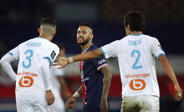 Brazilský fotbalista Neymar obvinil po šlágru s Olympiquem Marseille ve francouzské lize Álvara Gonzaleze z rasismu.