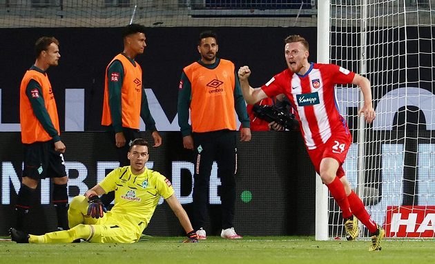Fotbalisté Werderu Brémy budou hrát nejvyšší německou soutěž i v následující sezoně. Slavit udržení mezi elitou mohli i brankář Jiří Pavlenka (na snímku) a obránce Theodor Gebre Selassie po remíze 2:2 v odvetě baráže s Heidenheimem.