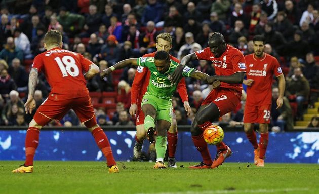 Jermain Defoe v souboji se Sakhem střílí vyrovnávací branku Sunderlandu v utkání s Liverpoolem.