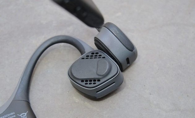 Bezdrátová sportovní sluchátka Aftershokz Trekz Air - detail vibračního sluchátka.