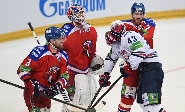 Obránce Lva Praha Jakub Nakládal (vpravo) a útočník Magnitogorsku Jan Kovář během 4. utkání finále play off KHL.