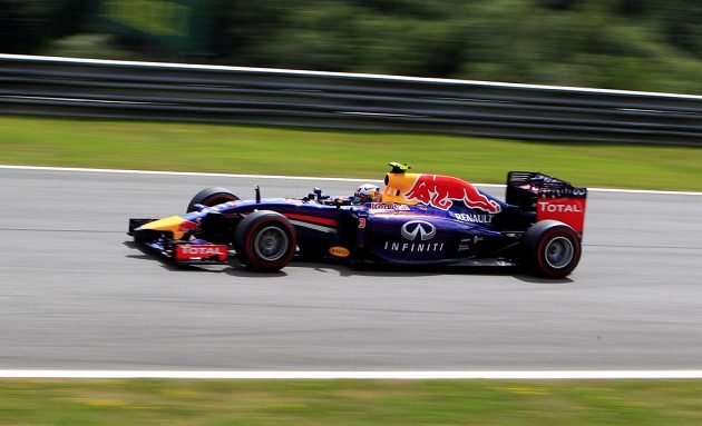 Australan Daniel Ricciardo v monopostu Red Bull během kvalifikace na VC Rakouska.